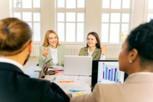 Équipe commerciale créative travaillant et collaborant dans un environnement de bureau moderne.