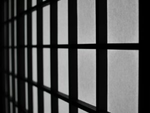 Motif de fenêtre géométrique abstrait noir et blanc créant une atmosphère maussade.