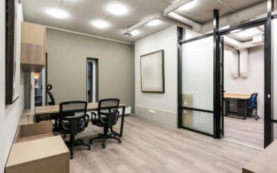 Intérieur de bureau moderne, spacieux et bien rangé avec un design minimaliste, doté d'un mobilier élégant et d'un éclairage lumineux.