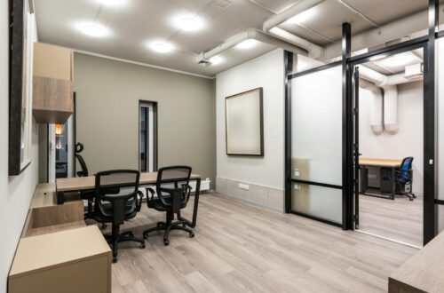 Intérieur de bureau moderne, spacieux et bien rangé avec un design minimaliste, doté d'un mobilier élégant et d'un éclairage lumineux.