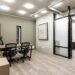 Intérieur de bureau moderne, spacieux et bien rangé avec un design minimaliste, doté d'un mobilier élégant et d'un éclairage lumineux.