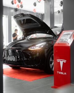 une voiture Tesla est exposée dans une salle d'exposition