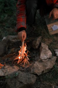 Allumer un feu en randonnée