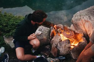 Allumer un feu en randonnée